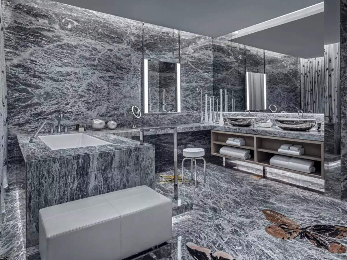 Palms_DamienHirst_UpstairsBathNorth_v4 Palms_DamienHirst_UpstairsBathNorth_v4