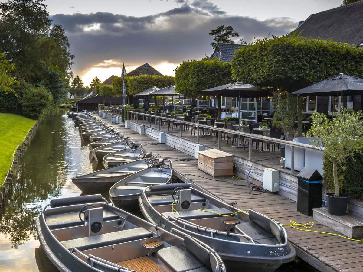 Boats in Giethoorn Boats in Giethoorn