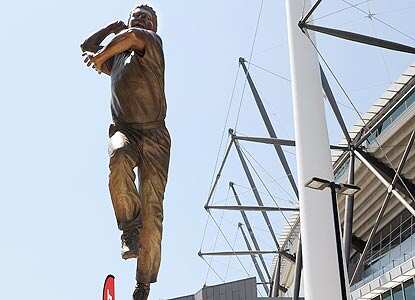 Shane Warne immortalised in bronze