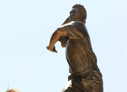 Shane Warne immortalised in bronze