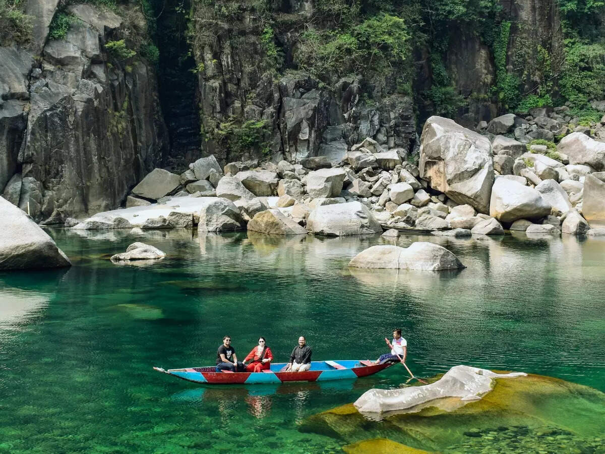 Boating in Dawki River, Meghalaya Boating in Dawki River, Meghalaya