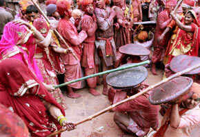 Devotees indulge in 'Lathmar Holi'