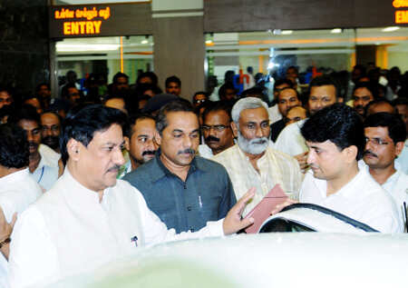 Well-wishers throng to see Vilasrao