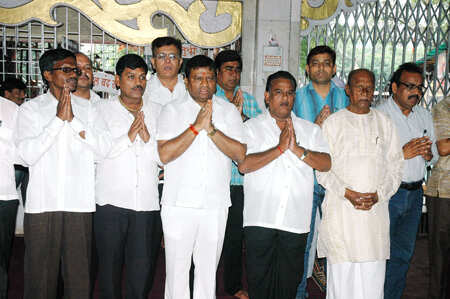 Well-wishers throng to see Vilasrao