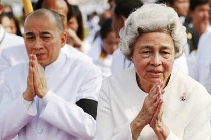 Cambodians mourn former king in funeral procession