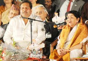 Lata Mangeshkar sings 'Aye Mere Watan Ke Logon' on its 51st anniversary