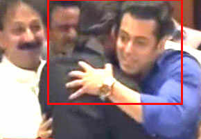 Shah Rukh, Salman hug again at Baba Siddiqui's Iftar bash