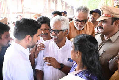 Trade union leaders raise slogans during Lokesh&rsquo;s visit to KGH